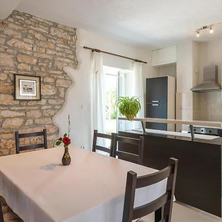 Cozy Home In Marcana With Kitchen Holiday home *