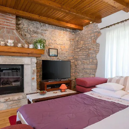 Cozy Home In Marcana With Kitchen *
