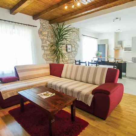 Cozy Home In Marcana With Kitchen